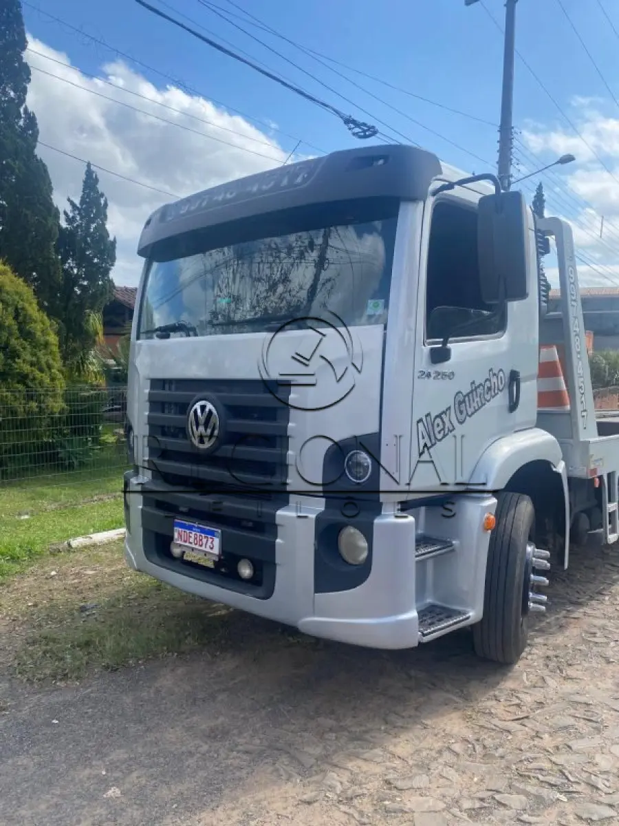LOTE 002 - VW/24.250 CNC 6X2 2007/2007 (MONTENEGRO/RS)